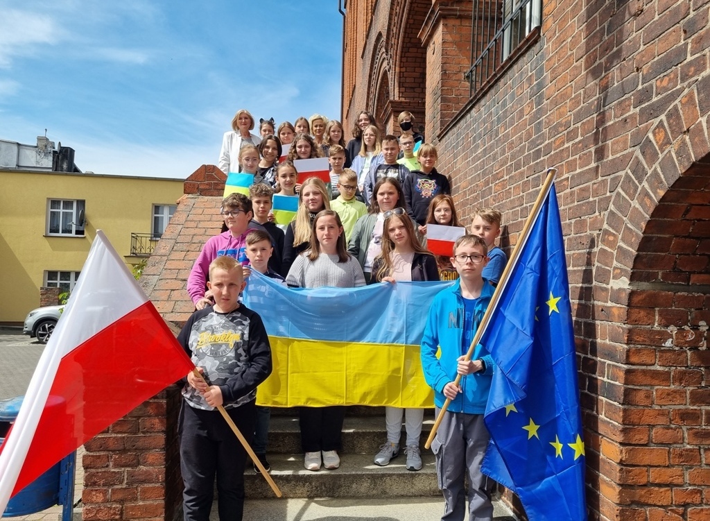Zdjęcie do Wycieczka Szkolnego Klubu Europejskiego i dzieci z Ukrainy do Starostwa Powiatowego w Czarnkowie