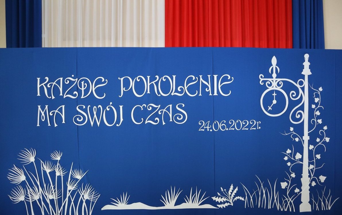 Zdjęcie do Każde pokolenie ma sw&oacute;j czas &ndash; uroczyste zakończenie roku szkolnego 2021/2022