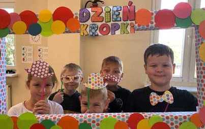 Zdjęcie do DZIEŃ KROPKI W NASZEJ SZKOLE