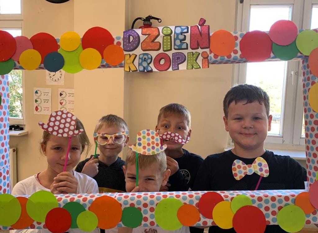 Zdjęcie do DZIEŃ KROPKI W NASZEJ SZKOLE