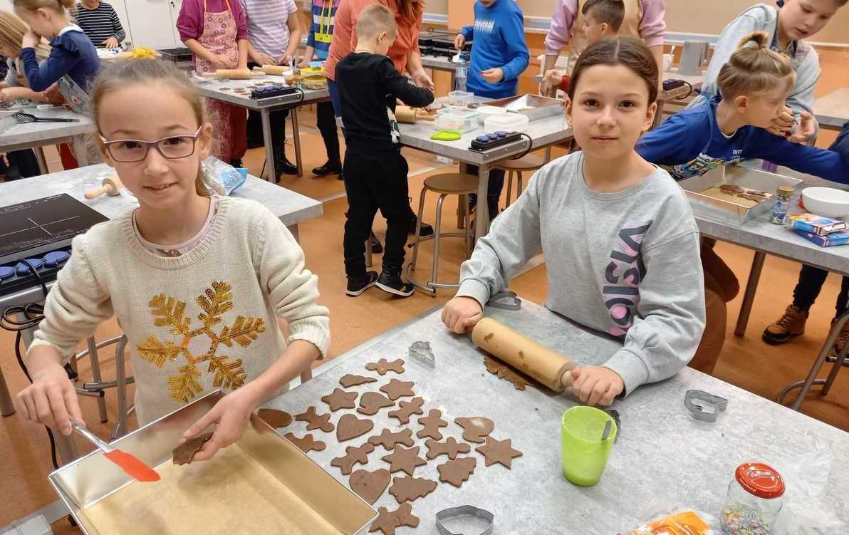 Zdjęcie do Klasa III a piecze świąteczne pierniczki