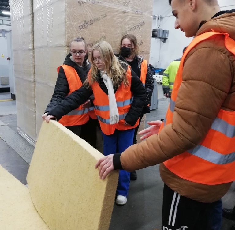 Zdjęcie do Wycieczka zawodoznawcza klasy 8B do zakładu pracy