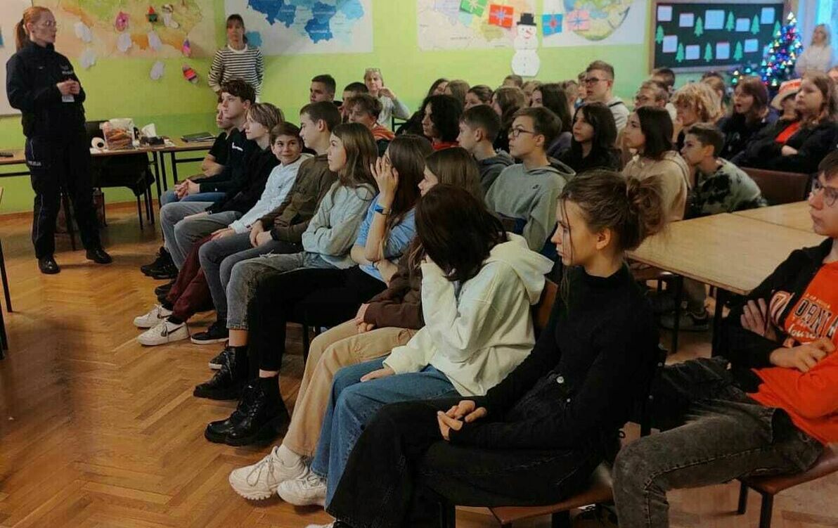 Zdjęcie do  Pogadanka na temat bezpieczeństwa w sieci, cyberprzemocy i odpowiedzialności karnej nieletnich. 
