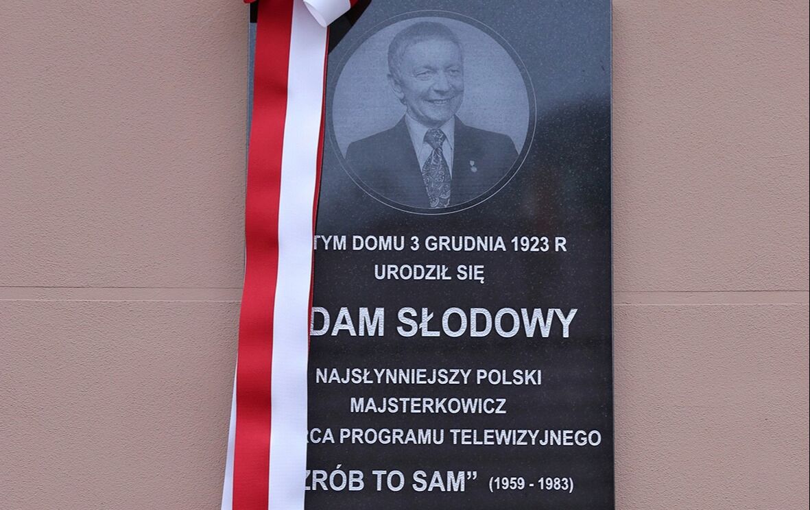 Zdjęcie do Uroczyste odsłonięcie tablicy pamiątkowej poświęconej Adamowi Słodowemu