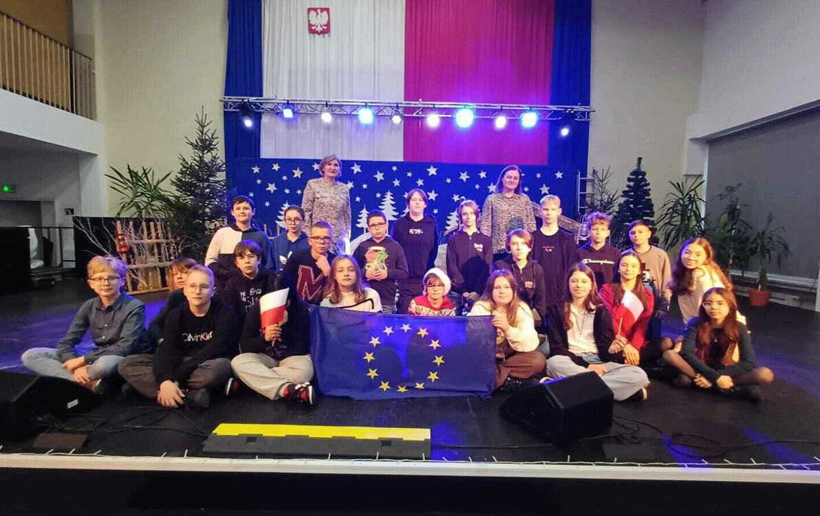 Zdjęcie do Spotkanie wigilijne członk&oacute;w Szkolnego Klubu Europejskiego